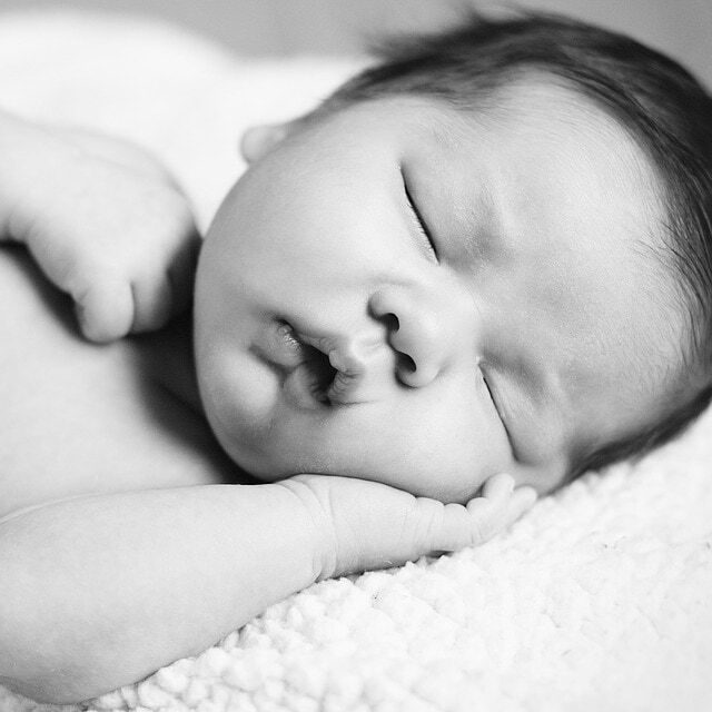 černobílá fotka spícího miminka
