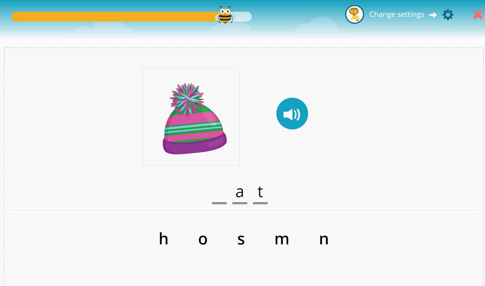 Na obrázku je čepice a tři písmena k doplnění anglického slova "hat" písmena a a t jsou již doplněna. Dítě si má vybrat ze série písmen písmeno H