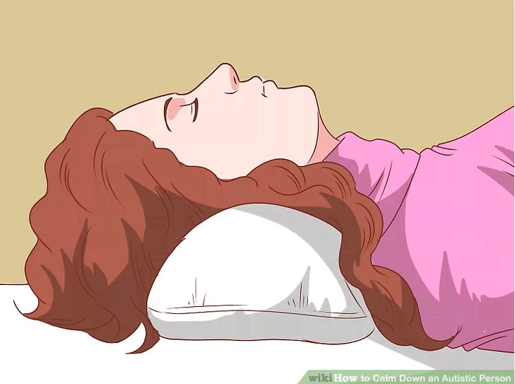 Žena na obrázku odpočívá vleže na zádech a krční páteř má podloženou malým polštářkem.