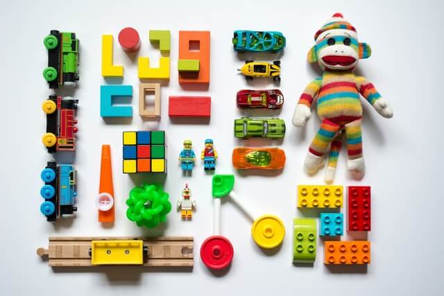 úhledně srovnané různobarevné hračky